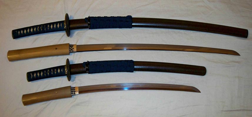 A Daito (top) and wakizashi (bottom) in the form of a daishō, showing the difference in size. 