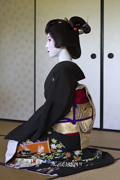  Geisha/geiko Kimiha in a nihongami wig and a somber black kimono.